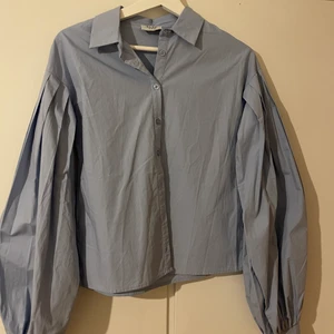 Snygg skjorta  - Snygg skjorta från NAKD men ballong armar. Prislappen kvar