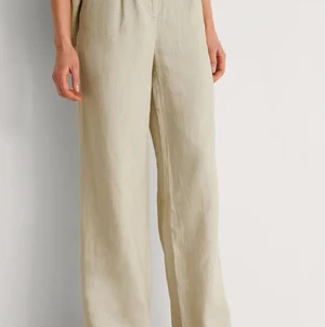 Linne byxor - Helt nya linne byxor, använda endast några timmar då de vart aningens förstora för mig! Ny pris 600 mitt pris 400, frakt tillkommer betalas av köparen.