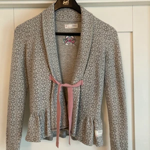 Kofta ifrån Odd Molly. - Inte såld❗️❗️ Använd ett fåtalgånger i fint skick. Storlek 0, är som en XS. Nypris 1795kr men nu för 499 kr.