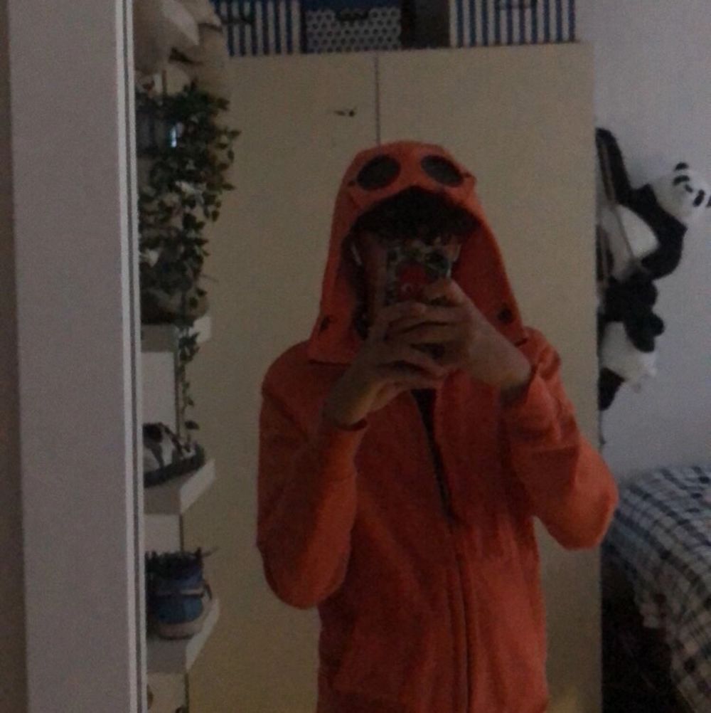 Cp company zip up hoodie i fräsch orange färg, nästan aldrig använd. Storlek M, köp på nk i Göteborg för 2400kr. Huvtröjor & Träningströjor.