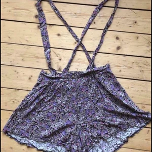 Blommig byxkjol shorts byxklänning med hängslen  - Fin byxklänning med hängslen som går att ta av