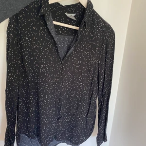 Två skjortor - Från Lindex och Pieces, storlek S. 60kr styck 100kr tillsammans