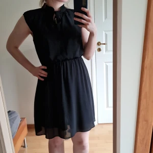 Black sleeveless dress from H&M - Black dress from H&M. Made of a thin, flowy fabric with no sleeves - good for summer parties 🥳 Classic color makes it good for every occasion 😊 Total length 90 cm.