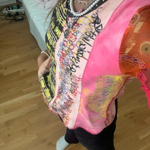 Tröja från Derhy i storlek s.   - Väldigt färgglada tröja som passar till allt :) 