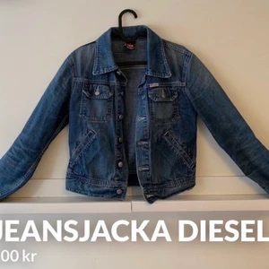 Diesel jeansjacka strl s - En jeansjacka från Diesel, blå, den är strl s men av en mer tajtare modell, detaljer i silver för mer info eller fler bilder kontakta mig gärna