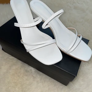 Sandaler med klackar - Helt nya!!! Säljer för de är för små för mig. Har aldrig använt de!!!!