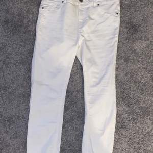 Ett par vita jeans från New Yorker stl. 40 i midjan längden passar en 165-170 cm lång tjej. Nästan aldrig använda endast en gång