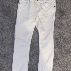 Vita jeans från New Yorker  - Ett par vita jeans från New Yorker stl. 40 i midjan längden passar en 165-170 cm lång tjej. Nästan aldrig använda endast en gång