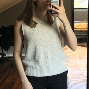 Stickad väst från Only - Hjälper min syster sälja kläder hon inte använder! Snygg stickad väst från Only i storlek XS. Något nopprig, därav priset. Köpare står för frakt på 45 kr🤍 Skriv privat för fler bilder!