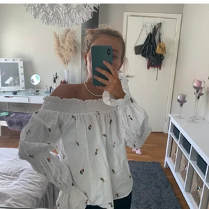 Zara blus - Så fin blus från zara! Jättebra skick, skriv för fler bilder. Kan både mötas upp och frakta❤️