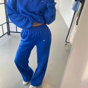 Blått mjukisset, venderbys  - BUDGIVNING PÅ HELA SETET. (Den tröjan som hör till är den på sista bilden)Från danska märket venderbys. De är endast testade och lappar finns kvar. Säljer på grund av att de var för små för mig (177cm). Nypris: 599+586 1185 för hela setet. Köparen står för frakt💕