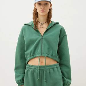 🪲 Weekday Grön Zip Hoodie 🪲 Jätte mjuk och skön, oversized,  knappt använd alls men säljer för jag inte har plats hemma  Storlek S