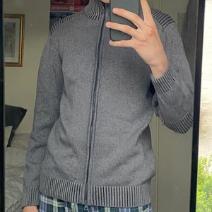 Vintage zipup sweater  - Köpt på secondhand, aldrig använd, fint skick (känns som ny), köpt för 200, säljer direkt för 200, Buda!! [Står ej för frakt]