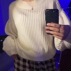 Vit stickad törja  - Hej! Säljer denna mysiga stickade tröjan🥰 den sticks inte, den är skön o mysig! 