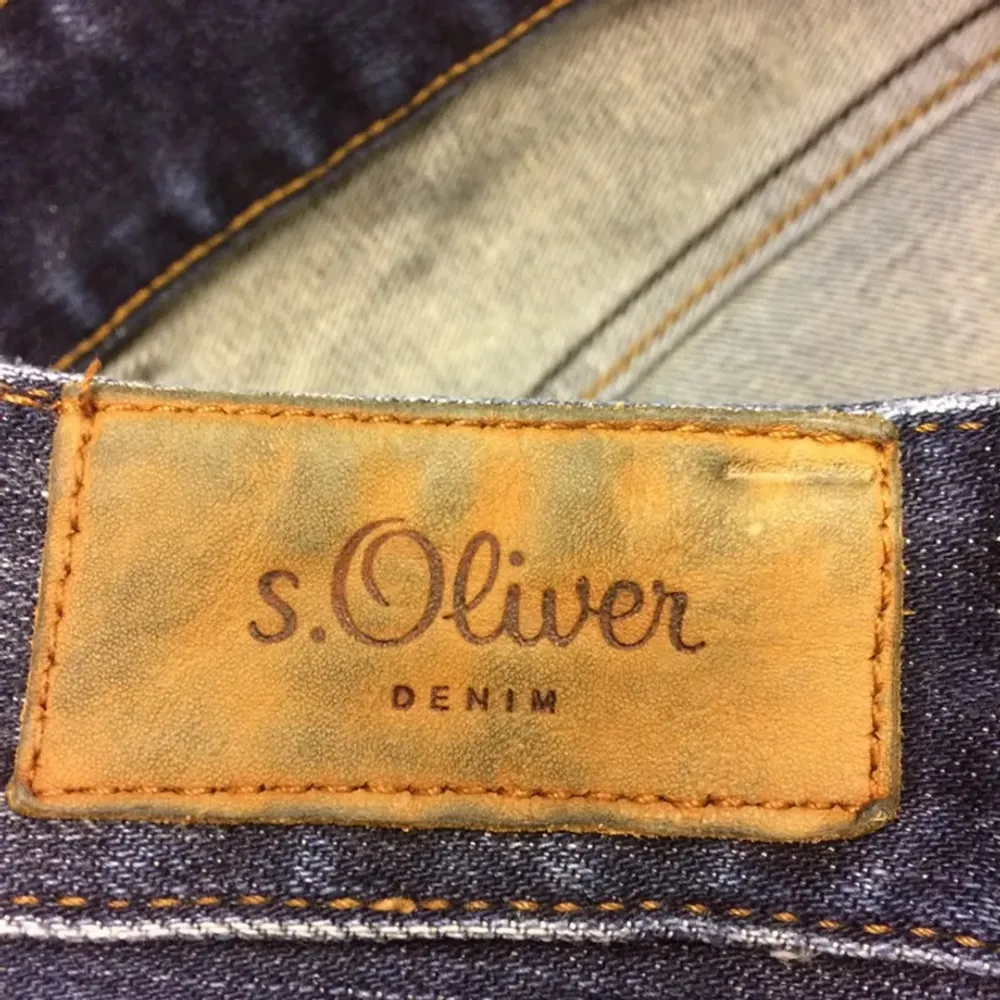 Säljer dessa jeans (köpta secondhand) från s.Oliver då de tyvärr var lite för små för mig. Jag har storlek 30/32 och de passade bra i längden men var lite för tajta runt benen, skulle säga att det passar för någon med storlek 26/32 eller 28/32!. Jeans & Byxor.