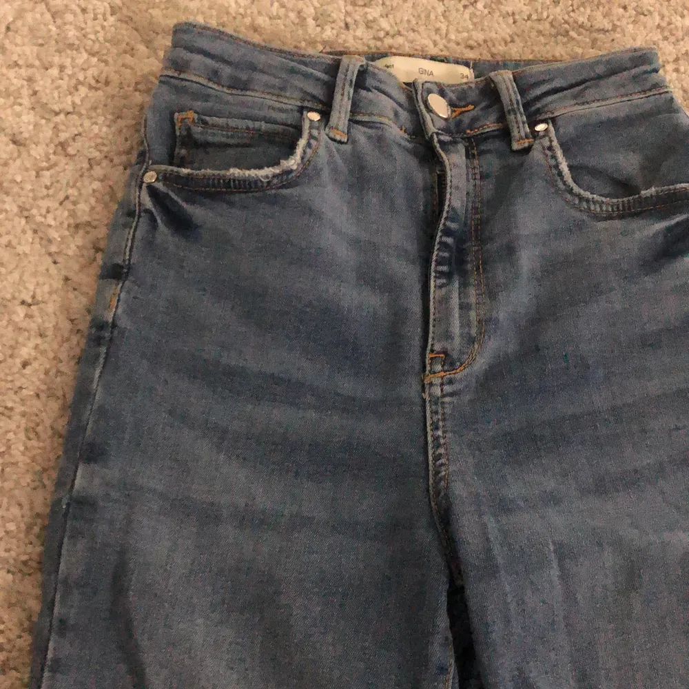 Blåa tajta jeans med slitningar på knäna och längst ner, väldigt bra skick!!🤩 köparen står för frakt . Jeans & Byxor.