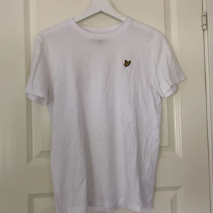 Lyle&scott T-shirt  - Vit lyle&scott tröja i barn storlek men sitter som en XS/S i vanliga storlekar. 