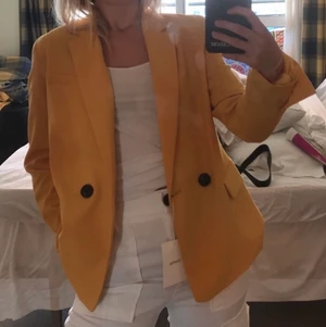 Kavaj - Säljer denna skitsnygga kavajen som är gul, Aldrig använd så den kommer i nyskick, köpte den i Spanien på beskhka för ca 2 år sen, storlek S/36