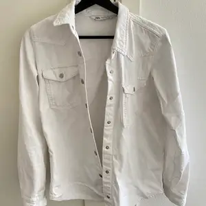 En fin vit jeansskjorta som man kan använda som jacka. Dålig användning därför jag säljer den!💞 köparen står för frakt!