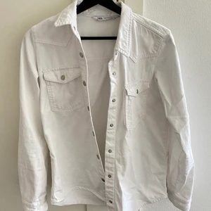 Vit jeansskjorta  - En fin vit jeansskjorta som man kan använda som jacka. Dålig användning därför jag säljer den!💞 köparen står för frakt!