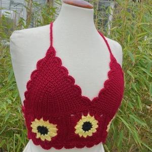 Virkad Blom top - Dessa handgjorda toppar kan beställas i olika kombinationer av färger🌸 passar perfekt nu till det varmare vädret🌞 om du vill se mer av mina virkade toppar följ min instagram @crochetedbyaxia