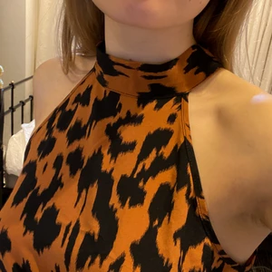 Shein klänning  - Superfin klänning med trendig skurning vid halsen🧡🖤 Klänningen har en snygg knytdetalj i nacken! 