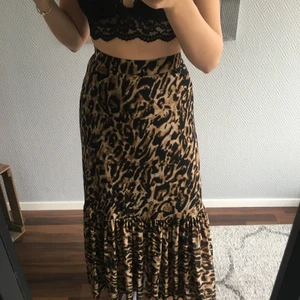 Lång kjol  - Lång fin kjol med ett snyggt avslut! Passar perfekt en sommarkväll, en vårdag eller en skön höstdag! Aldrig använt då jag ej hittat tillfälle. Tajt i midjan och sitter väldigt bra i längden för er som är runt 1,70 kan jag tänka mig! Väldigt lätt och skönt material och inga fläckar osv.