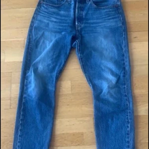 Levi byxor 501 - I fin skick, kommer från ett rök- resp djurfritt hem. W 30 L 28 Levi 501 för dam.