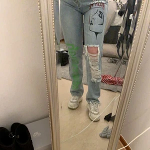 jeans med hål  - säljer dessa skit balla jeansen från shein som sitter som en smäck!! säljer de pga att jag har ett par andra som är ganska lika så ganska onödigt med två par i garderoben. pris kan diskuteras ❤️ 170kr + 66kr spårbar frakt :). det är storlek M men passar mig som har S 