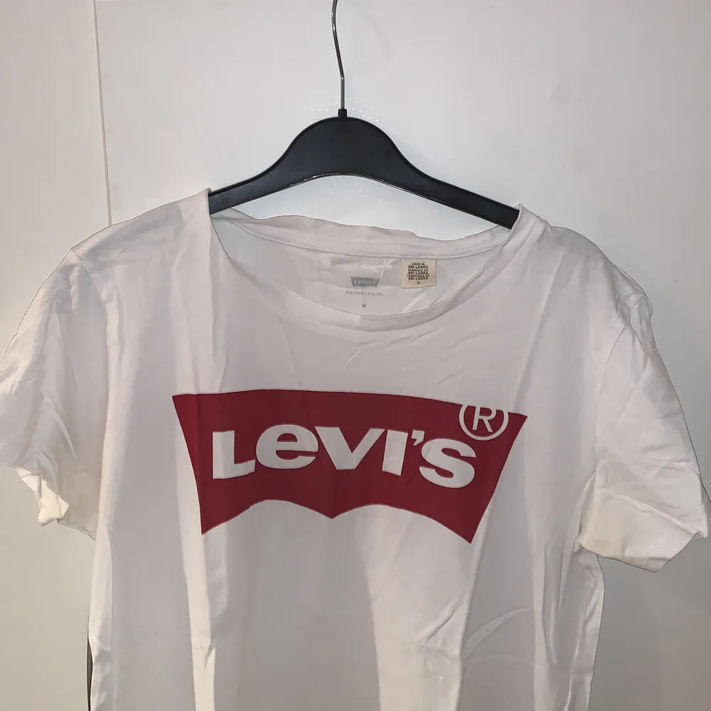 Supersnygg Levis t-shirt, lovar att stryka den innan den postas😉 lite hål som är lagat så inget man lägger märker till (bild 3), skriv gärna om ni vill ha mer bilder😚. T-shirts.