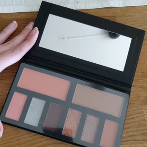 Smink palett - En smink palett från Bare Necessities. Helt oanvänd och plasten finns kvar. Fraktkostnaden tillkommer.