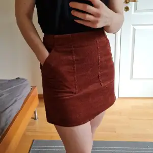 Corduroy brown mini skirt with pockets from H&M. Made from 100% cotton so it is perfect for spring/summer season ☀️🌡It has a zipper and button fastening in the back. Size 36, waist 36 cm. Total length 40 cm.