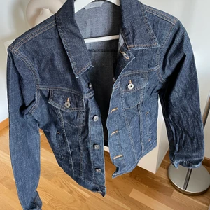Jeansjacka från Marks and Spencer - Jeansjacka från Marks and Spencer 🌱Som ny(använd 2 gånger) 🌱Storlek 14(42) 🌱Bra kvalité 🌱Pris: 65 kr 🧺Upptvättad med parfymerat tvättmedel 🚫Djurfritt och rökfritt hem 📬Kan skickas mot fraktkostnad (66 kr) Finns på fler sidor. Brist på plats, vill sälja så fort som möjligt.