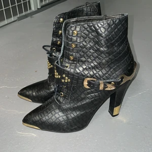 Coola boots - Läderboots från HM med gulddetaljer. 