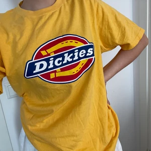 Gul dickies tröja - Bra skick använd typ 2 gånger, inte min stil längre, oversize, du betalar gärna frakt ;)