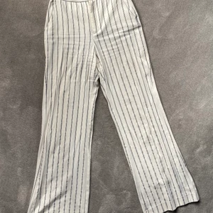 Zara byxor strl S - Ett par randiga zara byxor köpta för 2 år sedan. Använda en gång sedan legat i garderoben :( som nya i skicket! Kan gå ner i pris vid snabb affär! 