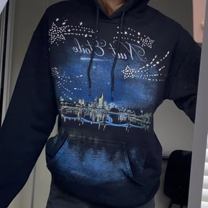 Hoodie - Jättesnygg svart hoodie med tryck, från Topshop . Storlek S. 160 exklusive frakt. 