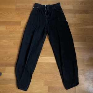 Zara jeans - Sköna Svarta pösiga jeans. Knappt använda, jättefint skick! 
