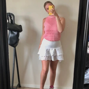 Rosa stickad topp - Säljer denna jättesöta västtoppen som är perfekt till sommaren!💕💕💓 är även fin med t-shirt under! Aldrig använd😍