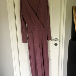 Rosa byxdress - Rosaglittrig byxdress, har aldrig använt.