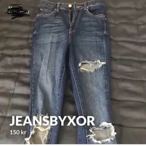 Ett par snygga högmidjade jeansbyxor i strl Xs, från Gina Tricot. + frakt
