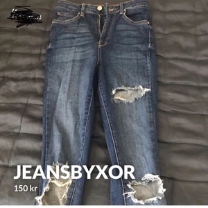 Jeansbyxor - Ett par snygga högmidjade jeansbyxor i strl Xs, från Gina Tricot. + frakt