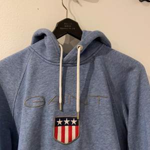 Blå gant hoodie, aldrig använd, cond 9/10. Ny pris: runt 1000kr. Köpare står för frakt.