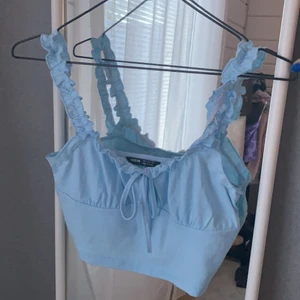 Sommar topp!! - Säljer den här siper fina toppen då den inte kommer till användning. Frakt på 66kr tillkommer (spårbar)