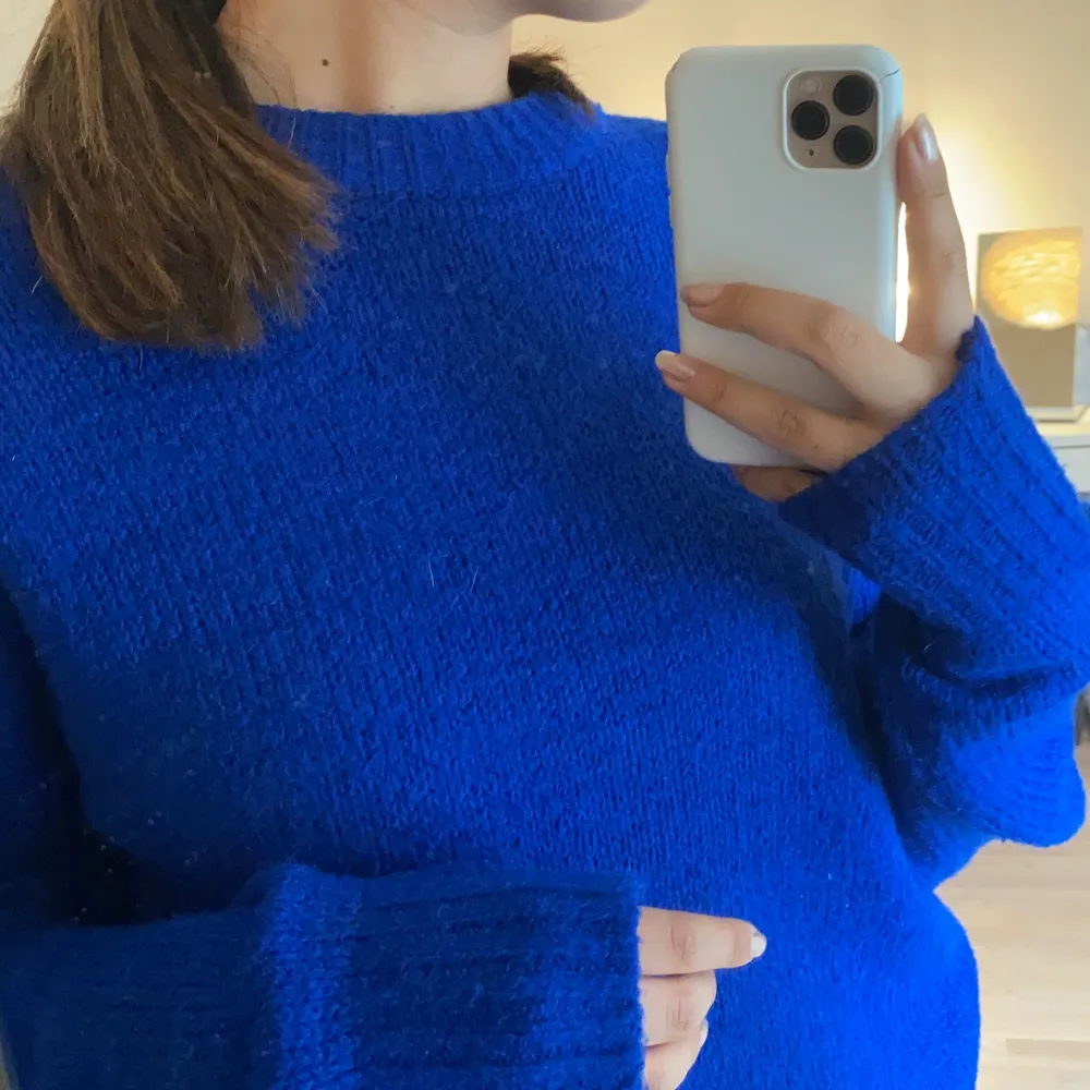 Mysigaste tröjan! En blå stickad tröja från Lager157, använd 1 gång💕 Tröjan är i strl M och är ganska oversized!. Tröjor & Koftor.