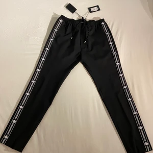 Dsquared byxor - Dsquared byxor storlek 50. Storlek 50 vilket motsvarar L ungefär. Det går att knyta byxorna ifall man är smalare. Dessa är som ett par kostymbyxor och är extremt snygga. Cond 10/10 helt nya! Nypris 5799:- dessa är väldigt (rare) ovanliga 