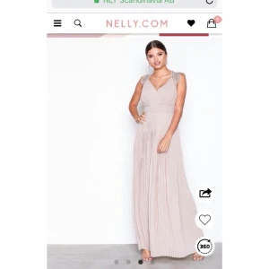 Balklänning/festklänning XS - Säljer min balklänning helt oanvänd och prislappen är kvar. Storlek XS ❤️