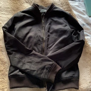 Bomberjacka  - Välanvänd men ser nästan ut som ny bomberjacka som är för liten, storlek xs/s. 