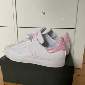 Stan Smith  - Säljer ett par helt oanvända Stan Smith skor. Beställde i för stor storlek så kan tyvärr inte ha dem. 💗