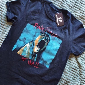 Pink Floyd Tshirt - En riktigt fräck T-shirt med motivet av Pink Floyds platta The Wall, från Shock🤩 Fick den i present men den sitter lite för tajt för min smak då jag oftast har M. Köparen står för frakten men jag kan också mötas upp i gbg😇
